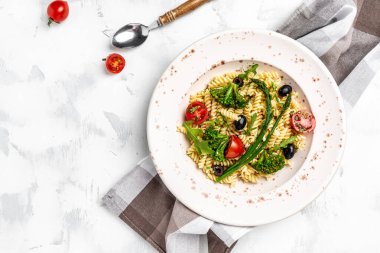 Makarna salatası. Domates, brokoli, siyah zeytin ve kuşkonmazlı Fusilli Makarna. Sağlıklı ve detoks gıda konsepti. Uzun pankart biçimi, üst görünüm.