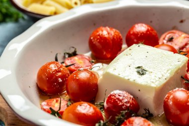 Fetapasta, fırında pişmiş kiraz domatesleri ve zeytin yağı ve kekik soslu feta peyniri..