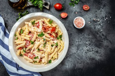 Akşam yemeğinde fırında peynirli domates ve makarna. afiş, menü tarifi metin için Fetapasta yeri, üst görünüm.
