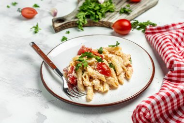 Feta kavrulmuş kiraz domatesli, peynirli, şifalı otlu ve sarımsaklı makarna pişirir. Metin için menü tarifi yeri, üst görünüm.