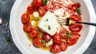 Çeri domatesleri, feta peyniri, sarımsak ve kekikten yapılan moda Feta fırınlanmış makarna tarifi. Yemek tarifi geçmişi. Kapat..