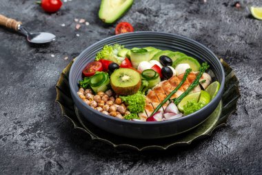 Buda 'yı oynat. Avokado, kuşkonmaz, nohut, brokoli, turp, tavuklu salatalık, zeytinli mozarella..