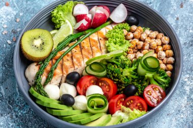 Moda salatası. Tavuk ızgara fileto salata taze sebze ve meyve, ketojenik diyet öğle yemeği konsepti, pankart, yazı için menü tarifi yeri, üst görünüm,