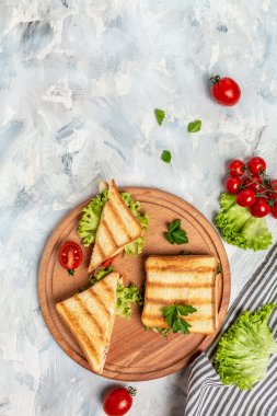 Peynirli ve jambonlu taze kızarmış ekmek. Bastırılmış ve kızartılmış çift aperatif. dikey resim, metin için yer.