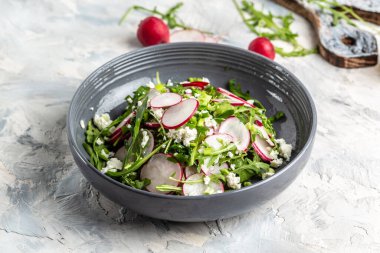 Vejetaryen turp salatası, süzme peynir ve ekşi kremalı roka. Sağlıklı vejetaryen yemeği. afiş, metin için menü tarifi yeri, üst görünüm.