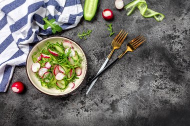 Vejetaryen salatası, salatalık ve roka. Sağlıklı vejetaryen yemek kasesi. afiş, metin için menü tarifi yeri, üst görünüm.