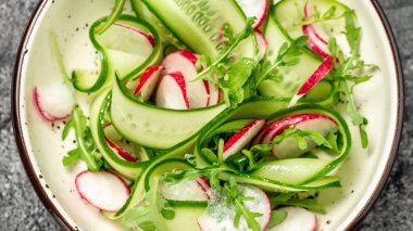 Taze salata, salatalık, turp ve roka. Sağlıklı yemek, diyet öğle yemeği konsepti. Yemek tarifi geçmişi. Kapat..