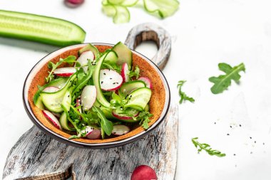 Sebzeli salata, salatalık ve roka. Lezzetli ve sağlıklı bir yemek konsepti. Yemek tarifi geçmişi. metin için yer, üst görünüm.