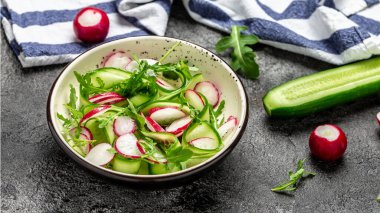 Taze salata, salatalık, turp ve roka. Sağlıklı yemek, diyet öğle yemeği konsepti.