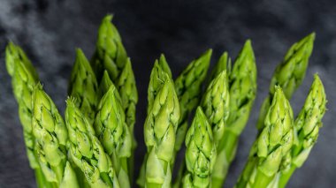 Kuşkonmaz. Taze kuşkonmaz. Yeşil kuşkonmaz turşusu. Bir sürü taze kuşkonmaz. Kapatın. Uzun pankart biçimi.