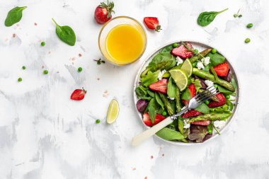 Sağlıklı yeşil kuşkonmaz salatası, çilek, roket ve süzme peynir salatası. Diyet pankartı, metin için menü tarifi yeri, üst görünüm.