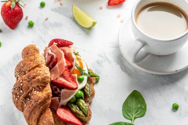 Kahvaltı, iş yemeği sandviçleri avokado, kuşkonmaz, jambon, jambon, jambon, jambon, jambon, çilek, yumurta, kahve, yemek tarifi..