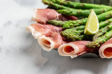 Taze yeşil kuşkonmaz ve jambon, jambon, jambon. Ketogenik diyet öğle yemeği konsepti.