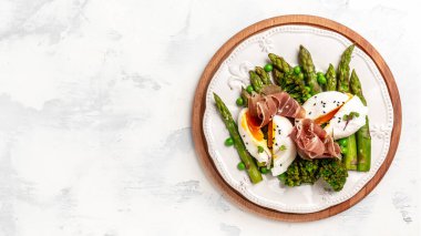 Haşlanmış yumurta ve jambonlu kuşkonmaz, jambon, jambon, prosciutto, ketojenik diyet öğle yemeği konsepti. menü, üst görünüm.