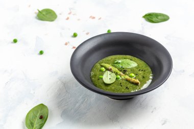 Kuşkonmaz ve ıspanak çorbası. Temiz yemek, diyet vejetaryen, vejetaryen, sağlıklı gıda konsepti. Düz yatıyordu. Pankart. Üst görünüm.