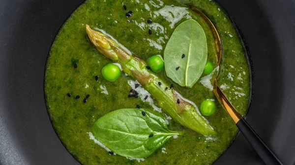 緑の春は ディルで飾られたボウルにアスパラガススープを純 きれいな食事 ビーガン ベジタリアン 健康食品の概念 — ストック写真