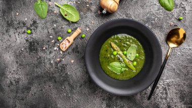 Ev yapımı yeşil kuşkonmaz kremalı çorba. Temiz yemek, diyet, vejetaryen, vejetaryen, sağlıklı gıda konsepti.
