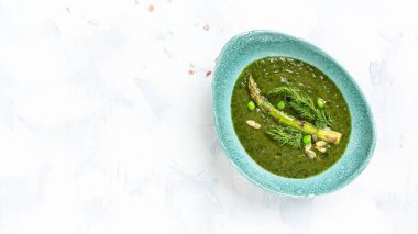 Kremalı kuşkonmaz çorbası. Yeşil kuşkonmaz çorbası. Sağlıklı beslenme, uzun pankart biçimi, üst görünüm.