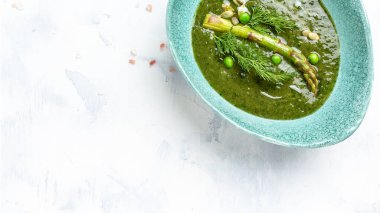 Kuşkonmazlı krema çorbası. Sağlıklı sebze çorbası. Vejetaryen yemeği. Düz yatıyordu. Pankart. Üst görünüm.