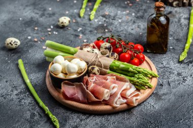 Turta, pizza ya da turta için malzemeler. Mozzarella peyniri ve kiraz domatesli taze jambon..