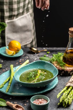 Lezzetli kuşkonmaz çorbası, yeşil yaz sebze çorbası. Yemek tarifi geçmişi. Kapat.,