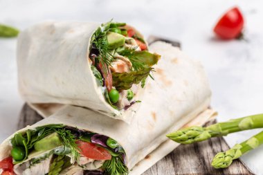 Tortilla tavuk ve sebzeli kuşkonmaz, avokado, domates, bezelye, peynir paketler. Yemek tarifi geçmişi. Kapat..