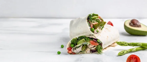 Tortilla Wrap Fried Chicken Meat Vegetables Asparagus Avocado Tomatoes Peas — Stock Photo, Image