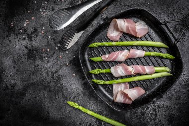 Izgara tavaya pastırma sarılmış ızgara kuşkonmaz, afiş, yazı için menü tarifi yeri, üst görünüm.,