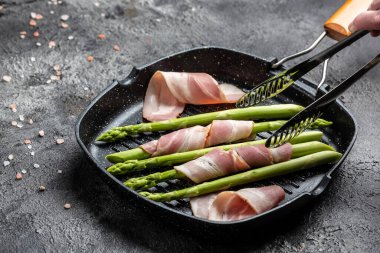 Kuşkonmaz ve pastırma. Jambona sarılı kuşkonmaz pişmeye hazır..