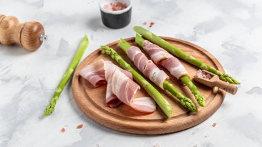 Pastırmayla pişirilmiş kuşkonmaz. afiş, metin için menü tarifi yeri, üst görünüm.