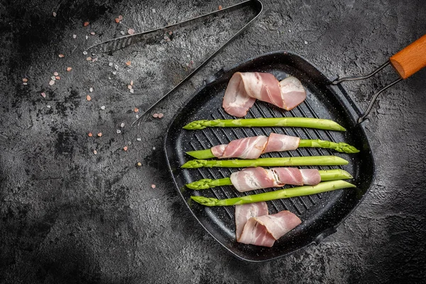Tavada kuşkonmaz ve pastırma. Jambona sarılmış kuşkonmaz. Yemek tarifi geçmişi. Kapat..