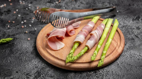 Kuşkonmaz ve pastırma. Jambona sarılı kuşkonmaz pişmeye hazır..