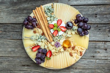 Antipasto tabağı çeşit çeşit yumuşak ve sert peynir. İspanyol manchego peyniri, jambon, jambon. Akşam yemeği ya da aperatif parti konsepti. yemek servisi afişi, menü, tarif.