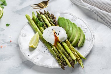 kuşkonmaz, haşlanmış yumurta ve avokado. Vejetaryen salatası, sağlıklı yiyecekler. Tabağında kuşkonmaz olan vejetaryen kahvaltısı..