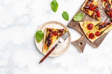 Pastırmalı, ıspanaklı, vişneli, domatesli ve peynirli turta. Keto kahvaltısı. afiş, metin için menü tarifi yeri, üst görünüm.