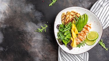 Ananas ve avokadoyla ızgara tavuk göğsü. Limon soslu salata. Sağlıklı bir akşam yemeği. Bowling yemeği. Uzun pankart biçimi, üst görünüm.