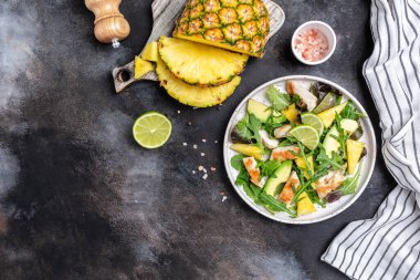 Izgara tavuk göğsü, avokado, yeşil roket salatası, limon ve zeytinyağı, sağlıklı sulu yemek, afiş, yazı için menü tarifi, üst görünüm.,