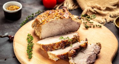 Kızarmış domuz omzu, kavrulmuş hindi jambonu. Hardallı büyük bir parça domuz eti.,