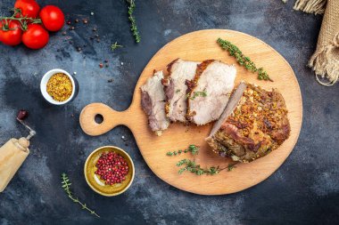 Fırında ızgara domuz omzu, Noel hindisi. Kesme tahtasında hardallı büyük bir parça domuz eti, afiş, yazı için menü tarifi yeri, üst görünüm,