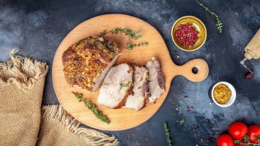 Tahta kesme tahtasında dilimlenmiş ızgara domuz eti. Hardallı büyük bir parça domuz eti. afiş, metin için menü tarifi yeri, üst görünüm.