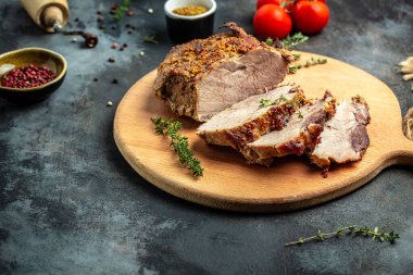 Domuz rostosu. Big Piece of Slow Cooked Barbekülü Pork omuz ve hardal ve kekik. afiş, metin için menü tarifi yeri, üst görünüm.