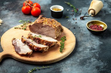 Kesme tahtasının üstünde kavrulmuş bir omuz. Hardallı büyük bir parça domuz eti. afiş, metin için menü tarifi yeri, üst görünüm.