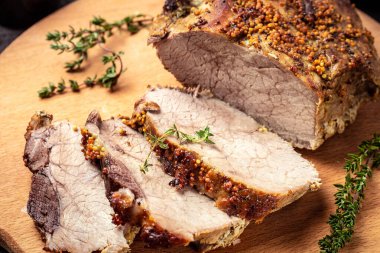 Kavrulmuş omuz, kavrulmuş Noel jambonu. Hardallı büyük bir parça domuz eti.,