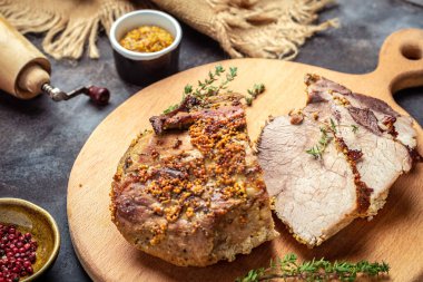 Fırında domuz filetosu. Kesme tahtasına hardal sürülmüş büyük bir parça domuz eti. Yemek tarifi geçmişi. Kapat..