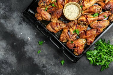 Pişmiş tavuk bacağı, kızarmış kanatlar, pişirme tepsisinde kızartılmış ev yapımı lezzetli ve doyurucu yemekler. Yemek tarifi geçmişi. Kapat..