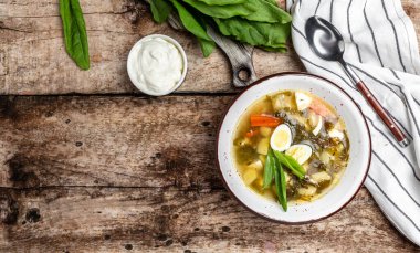 Yumurtalı, bıldırcın yumurtası ve ekşi kremalı kuş çorbası. afiş, metin için menü tarifi yeri, üst görünüm.