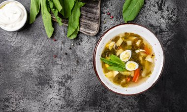 Yeşil borç adı verilen kaynamış bıldırcın yumurtası ve ekşi kremalı geleneksel çorba..