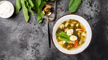 Geleneksel Letonya çorbası ve yumurta çorbası. Skabenu zupa, yemek tarifi geçmişi. Kapat, üst görünüm,