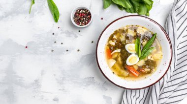 Beyaz arkaplan pankartıyla yeşil çorba ve patates, metin için menü tarifi yeri, üst görünüm.