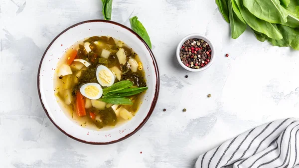 Kuş çorbası. Sütlü ve ekşi kremalı Letonya çorbası. afiş, metin için menü tarifi yeri, üst görünüm.